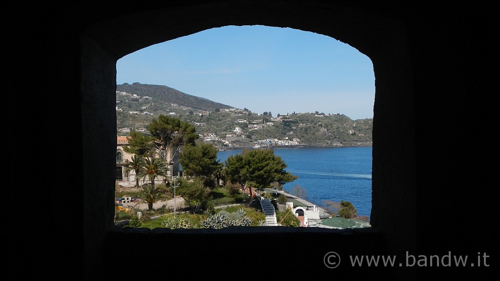 DSCN8697.JPG - Una finestra su Lipari